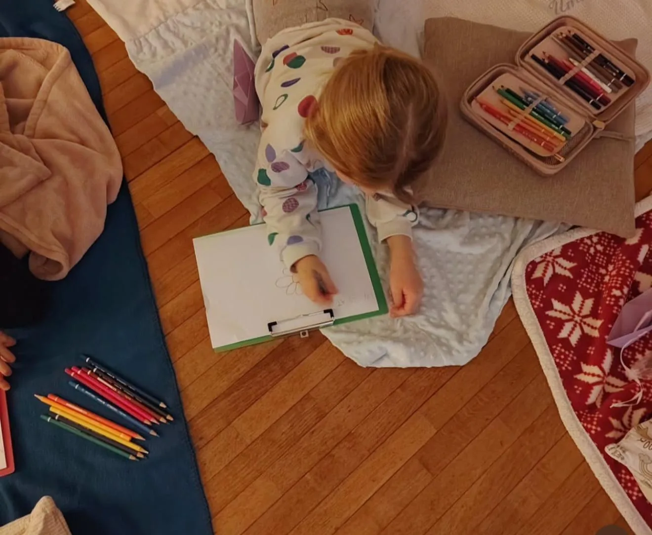 Bambina che disegna durante attivit&agrave; di mindfulness