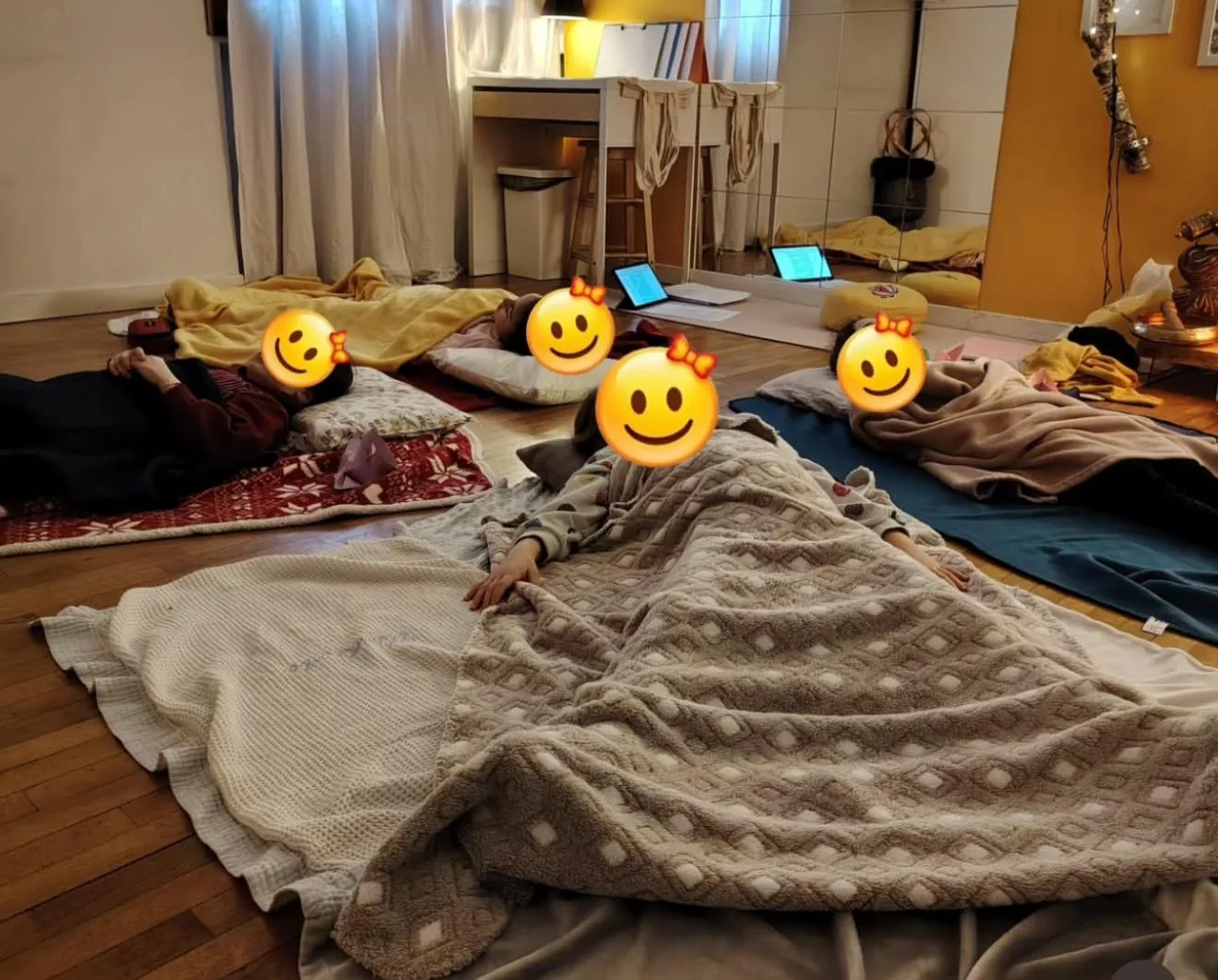 Bambini durante una sessione di meditazione guidata