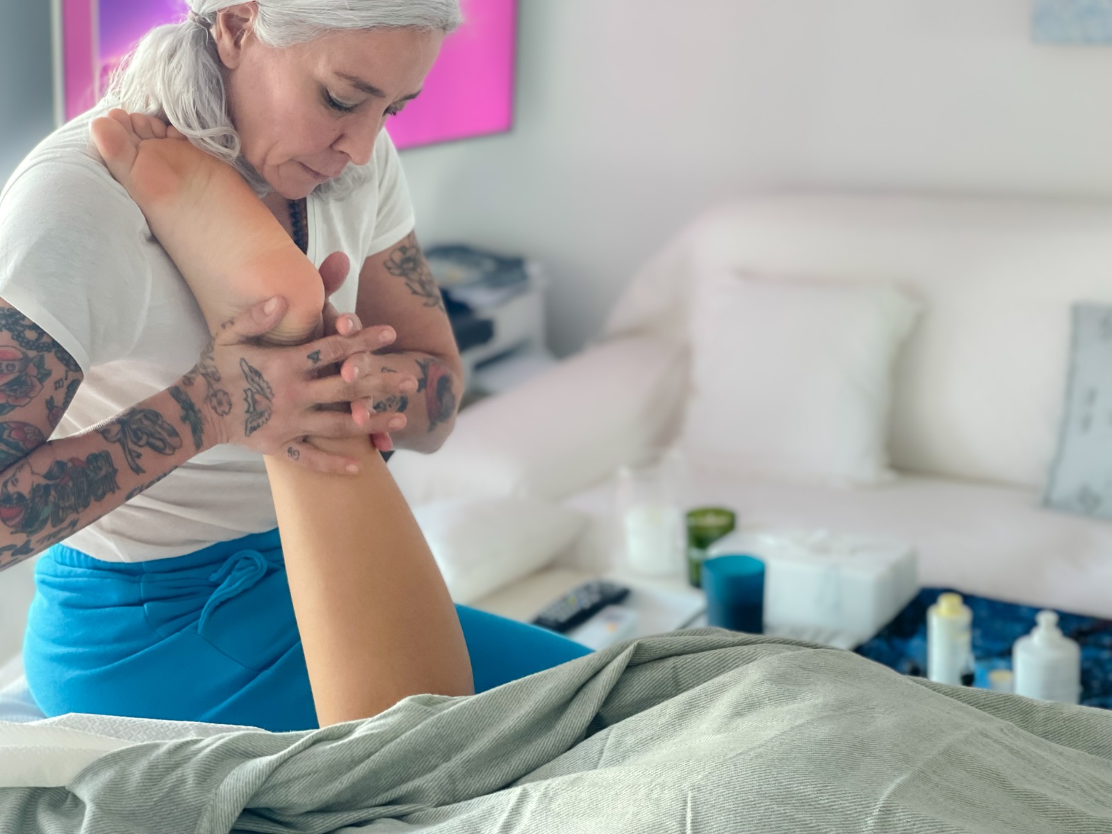 Simona durante un trattamento al piede