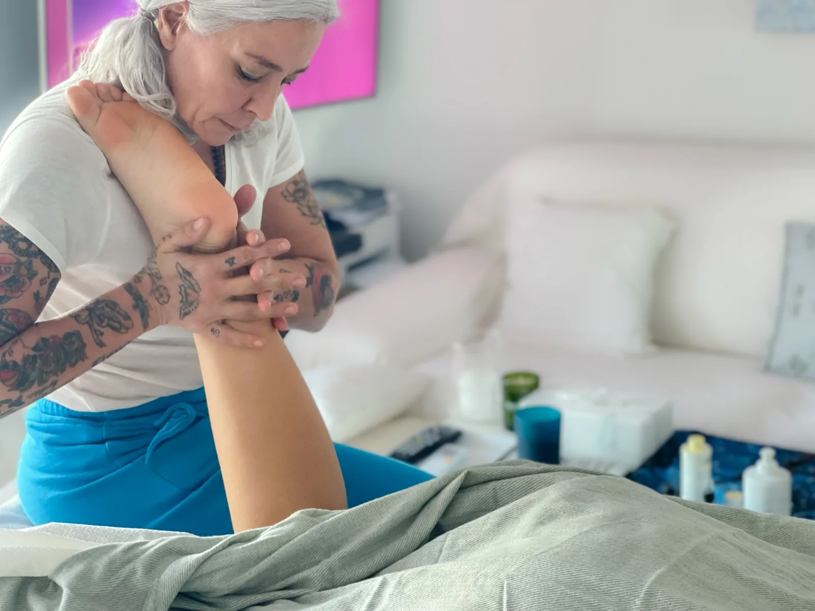 Simona durante un trattamento al piede