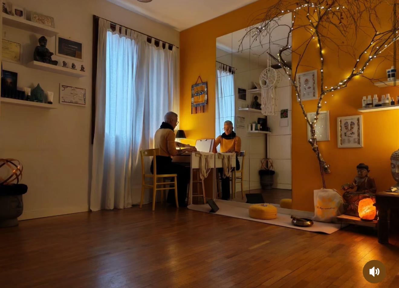 Lo studio di Simona: atmosfera calda con luci, acchiappasogni e lampada di sale